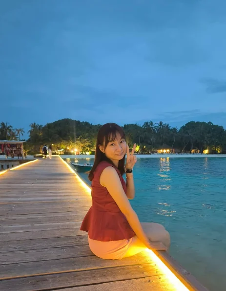 Katherine Leow beside the sea in the evening